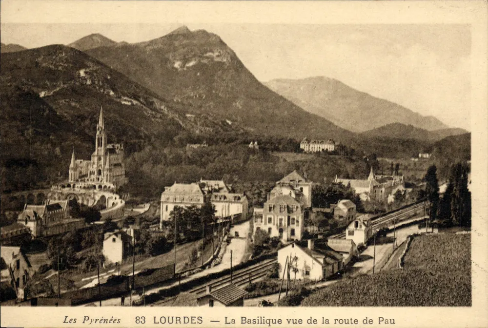 Lourdes — Die Basilika von der Straße nach Pau gesehen — Pyrénées 83 - Vorderseite