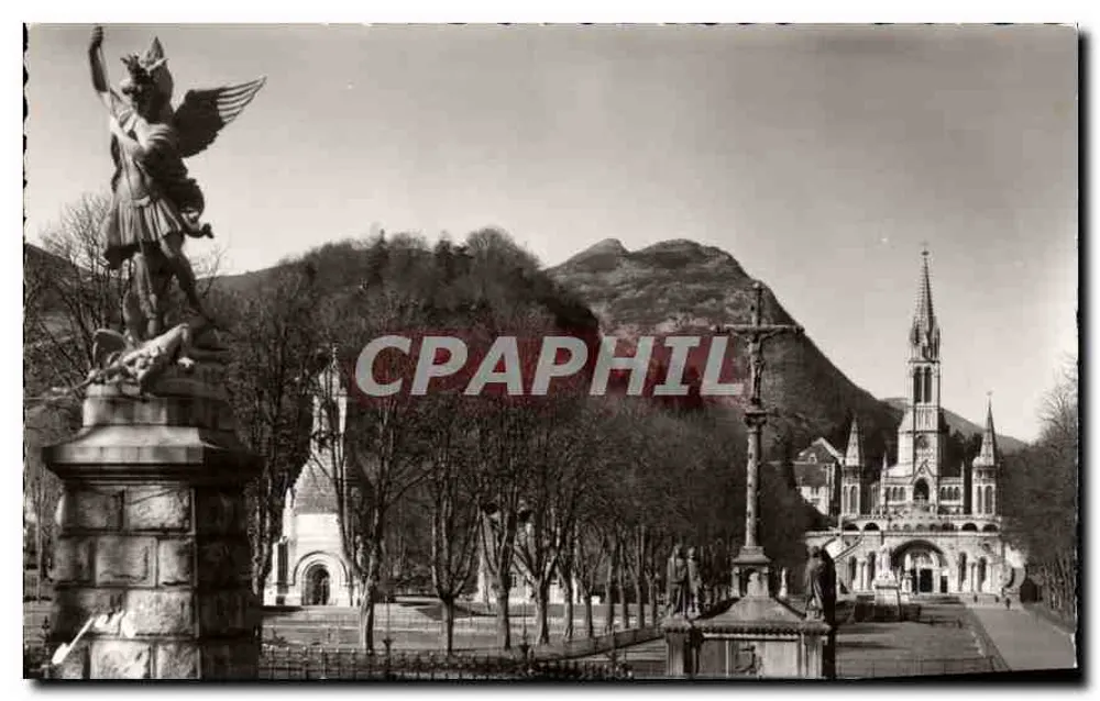 Lourdes (H-P) — Statue des heiligen Michael, der Bretonische Calvary und die Basilika — Photo Véritable - Vorderseite