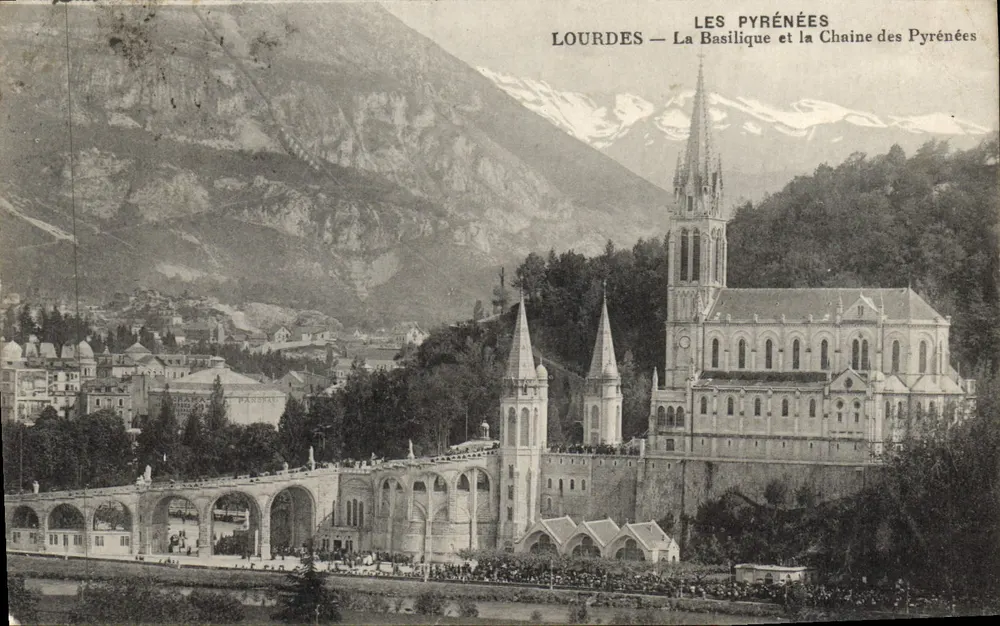 Lourdes — Die Basilika und die Pyrenäen — Verlag: Les Pyrénées - Vorderseite