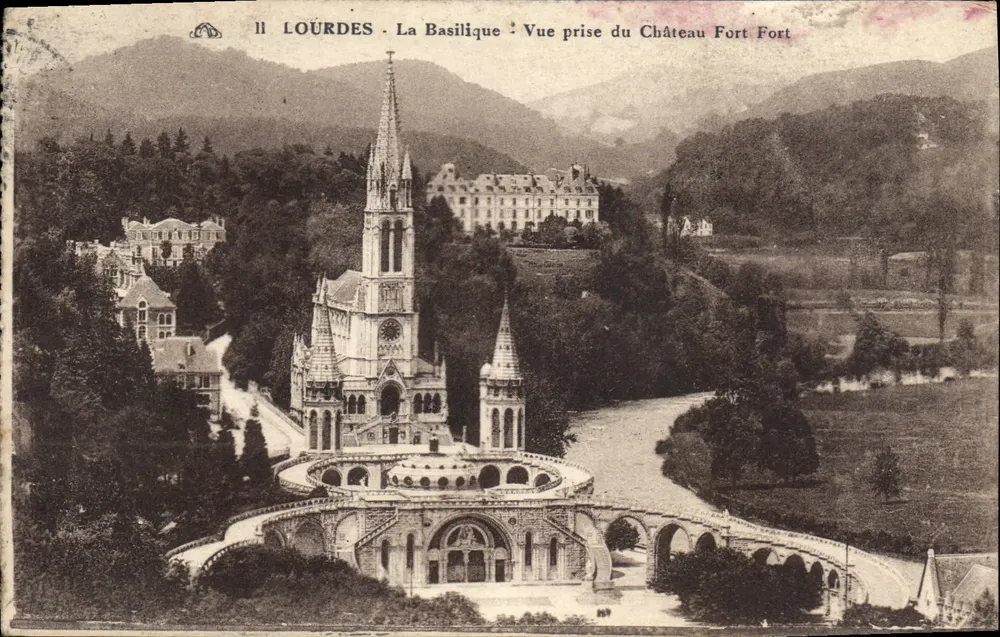 Lourdes - Die Basilika - Ansicht vom Fortschloss - Vorderseite