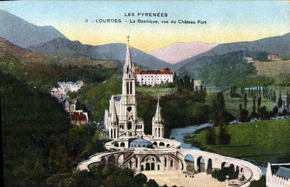Lourdes - Die Basilika, Ansicht vom Schlossberg — Die Pyrenäen, Nr. 9 - Vorderseite