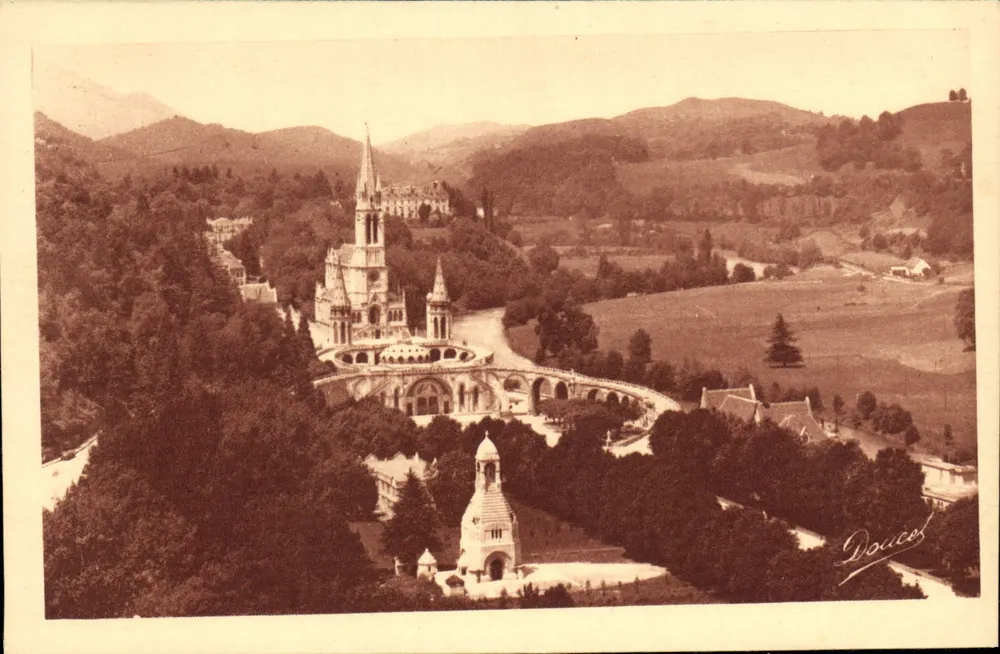 Lourdes — Die Basilika und der Interalliierte Denkmal vom Schloss aus gesehen — P. Doucet, Lourdes - Vorderseite