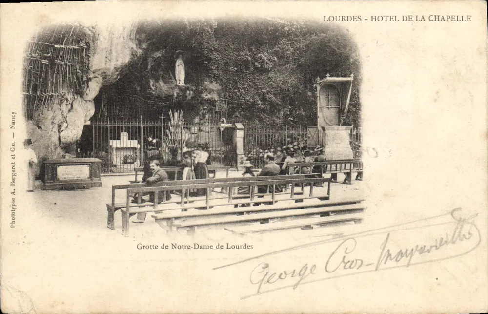 Gruta de Nossa Senhora de Lourdes — vista da gruta com peregrinos — Fototipia A. Bergeret et Cie, Nancy - Frente