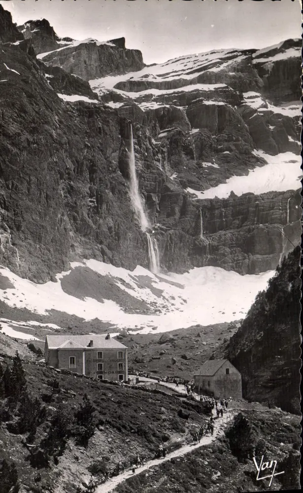 Gavarnie - Das Hotel du Cirque und der Grande Cascade — Edition Quinault, Lourdes, Nr. 235 - Vorderseite