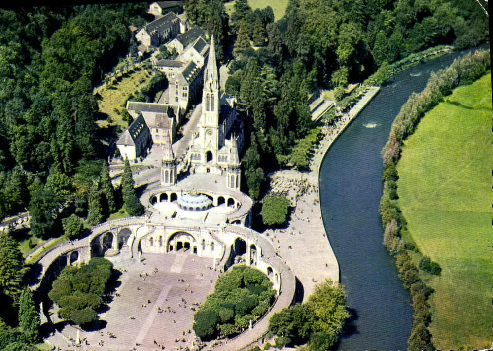 Lourdes — Luftbild der Basilika und des Gave — Ed. P. Doucet, Lourdes - Vorderseite