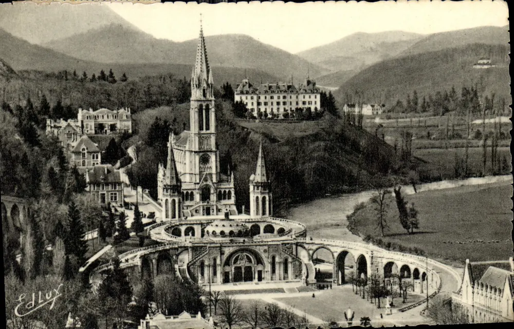 Lourdes — Blick auf die Basilika vom Schloss-Fort — Edition P. Doucet - Vorderseite