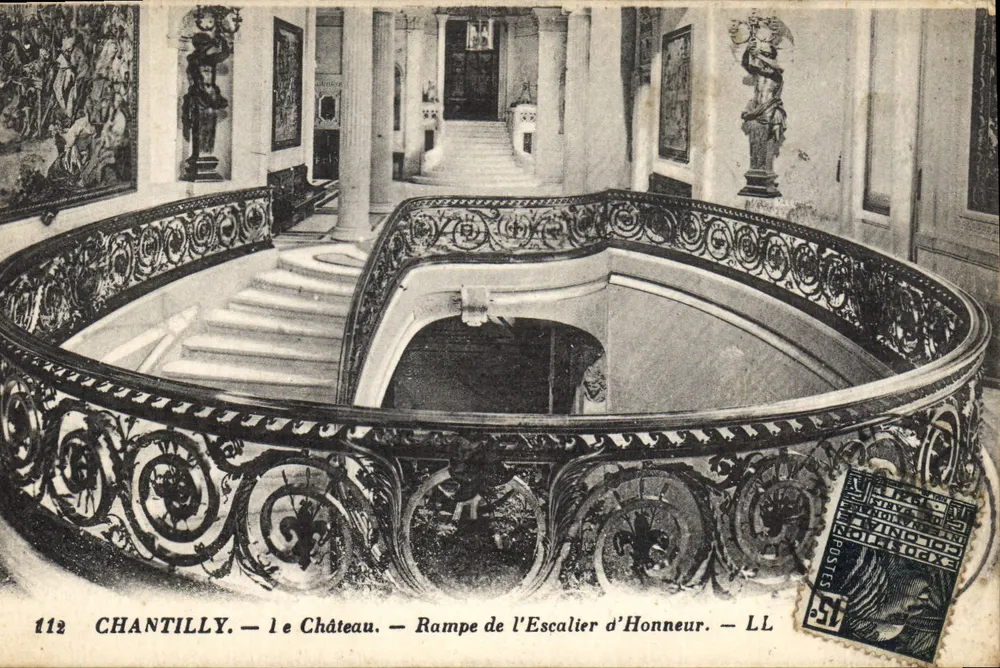 Chantilly — 1º Castillo — Barandilla de la Escalera de Honor — LL - Anverso