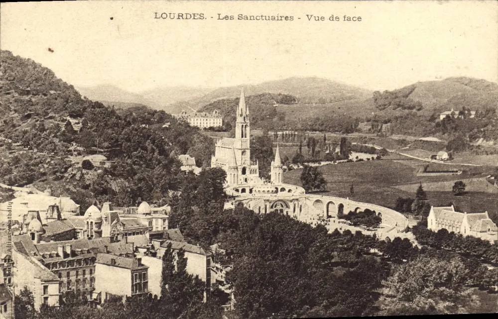 Lourdes - Die Heiligtümer - Frontalansicht - Vorderseite