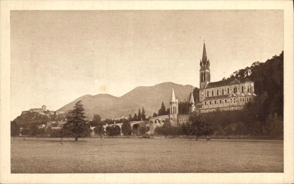 Lourdes — Die Basilika und das FestungsSchloss — Edition Palais du Rosaire - Vorderseite