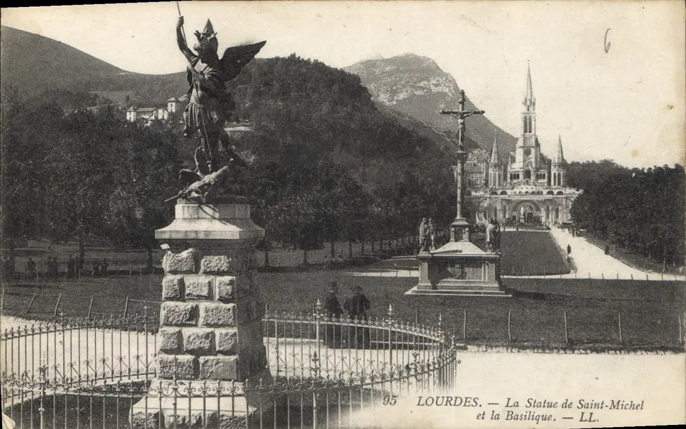 Lourdes — Die Statue des Heiligen Michael und die Basilika — LL - Vorderseite