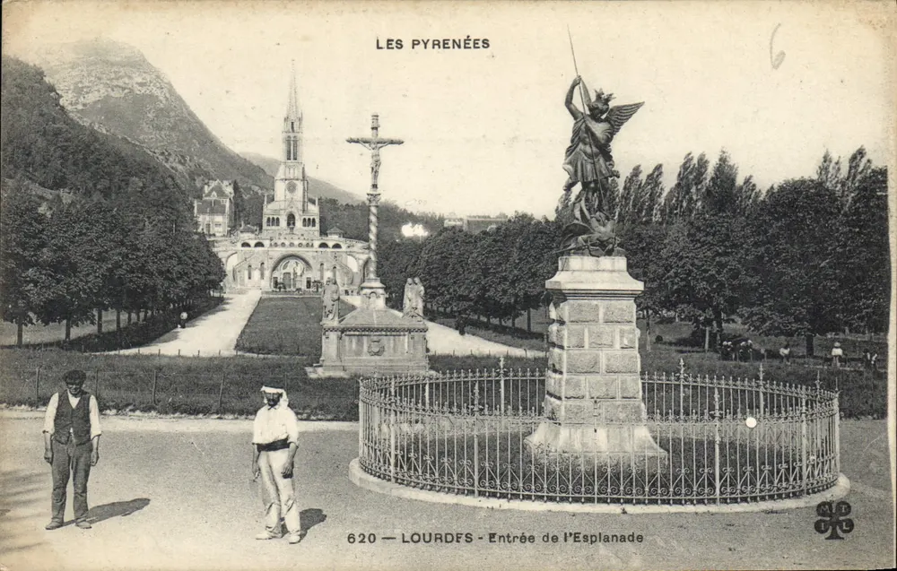 Lourdes — Entrada da Esplanada — Os Pirineus, editor N.D.P. n°620 - Frente