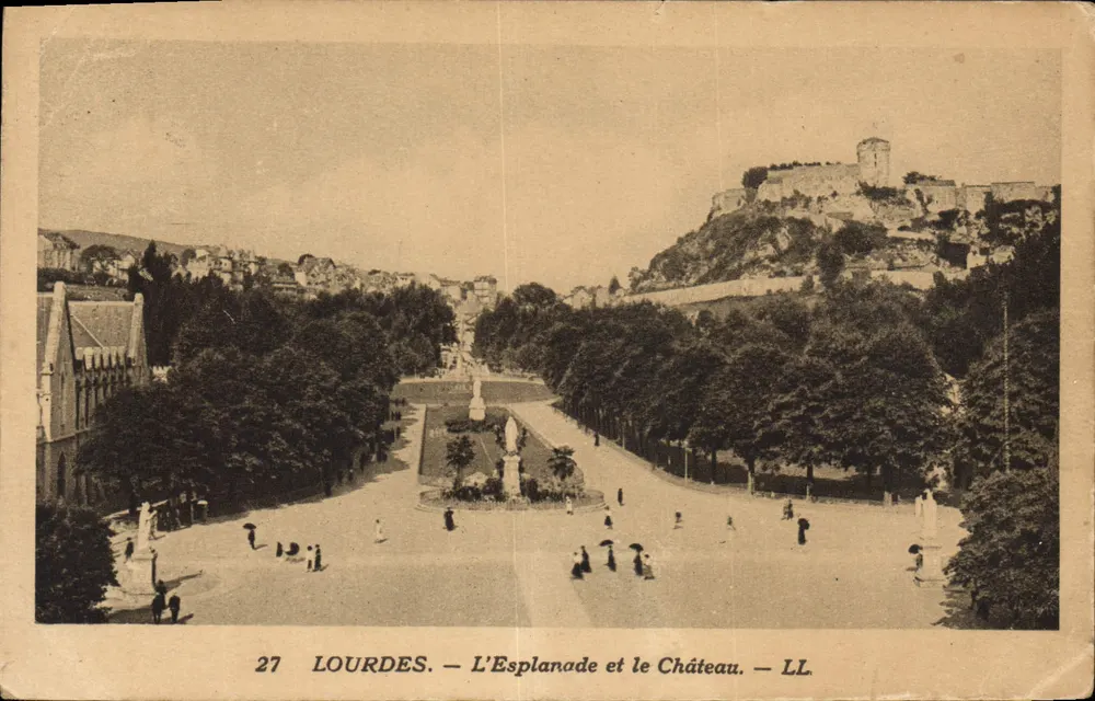 Lourdes — A Esplanada e o Castelo — LL. — N° 27 - Frente