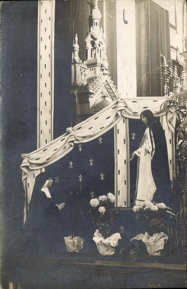 Irmã em oração diante de uma estátua de Jesus — cena religiosa — número de série ilegível - Frente