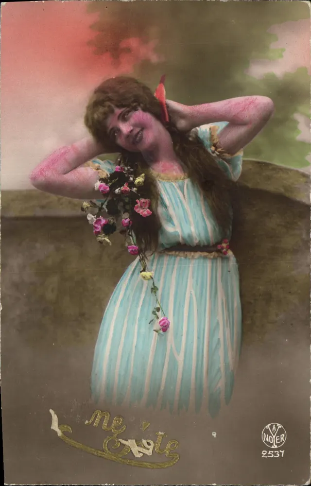 Jovem mulher em vestido azul com estampas — com buquê de rosas — editada por La Nover, n° 2537 - Frente
