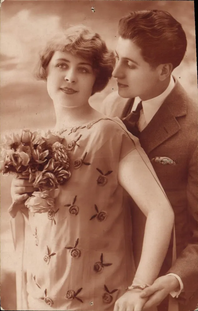 Casal em traje da época — estúdio fotográfico — impresso 'FABRICAÇÃO FRANÇAISE' - Frente
