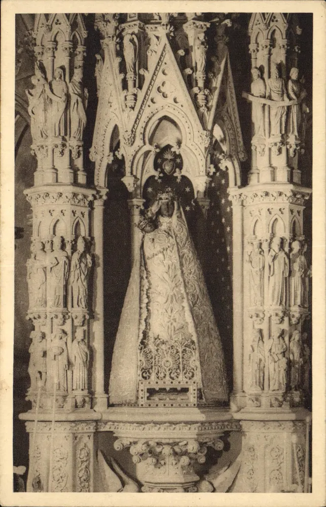 Basílica de Nossa Senhora da Libertadora — Estátua Milagrosa — Citéé A. Froment, 12, rue St-Jean, Caen - Frente