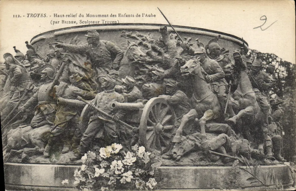 Troyes - Hochrelief des Denkmals der Kinder der Aube (von Briden, troyenscher Bildhauer) - Vorderseite