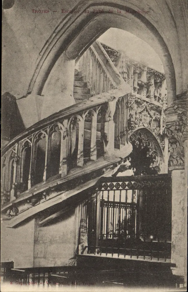 Troyes — Escalier do jubé da Madeleine — E. Guyot, fot. — V. Bernard, ed., Troyes - Frente