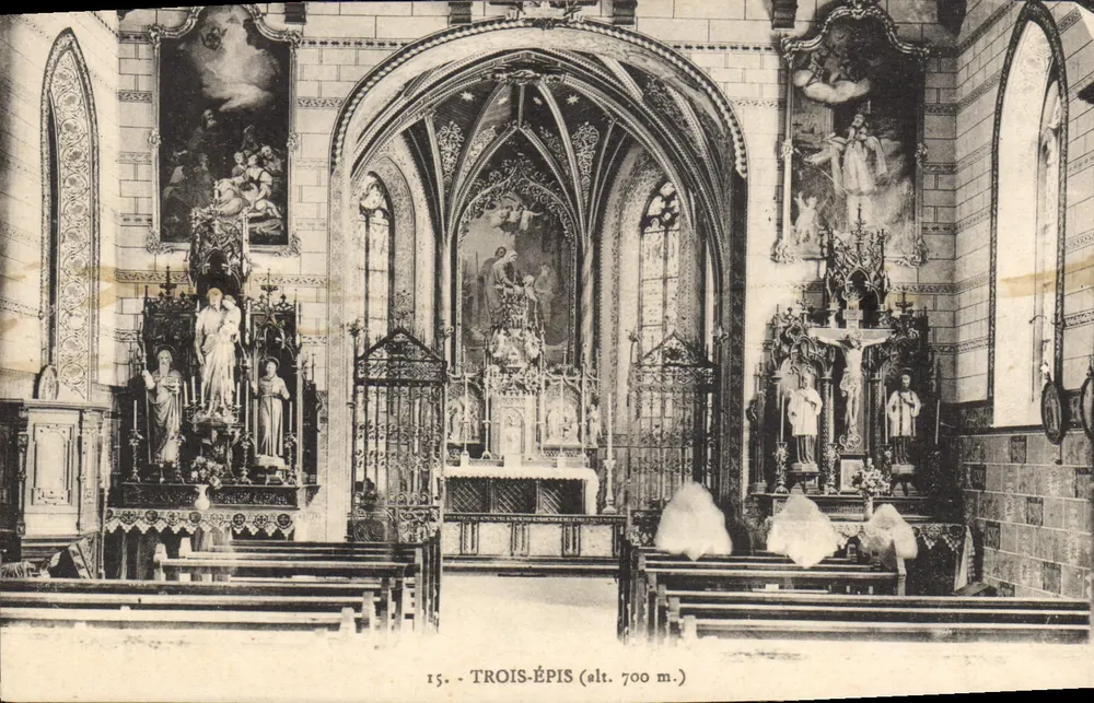 Interior da igreja de Três Espigas — altitude 700 m - Frente