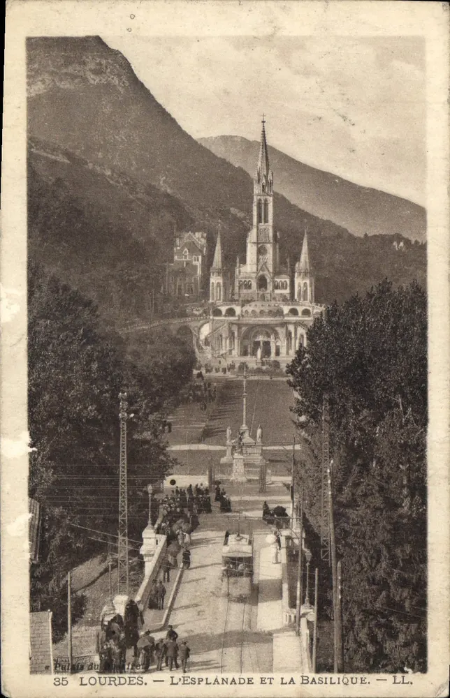 Lourdes — A Esplanada e a Basílica — LL. — Editor Lévy Fils - Frente