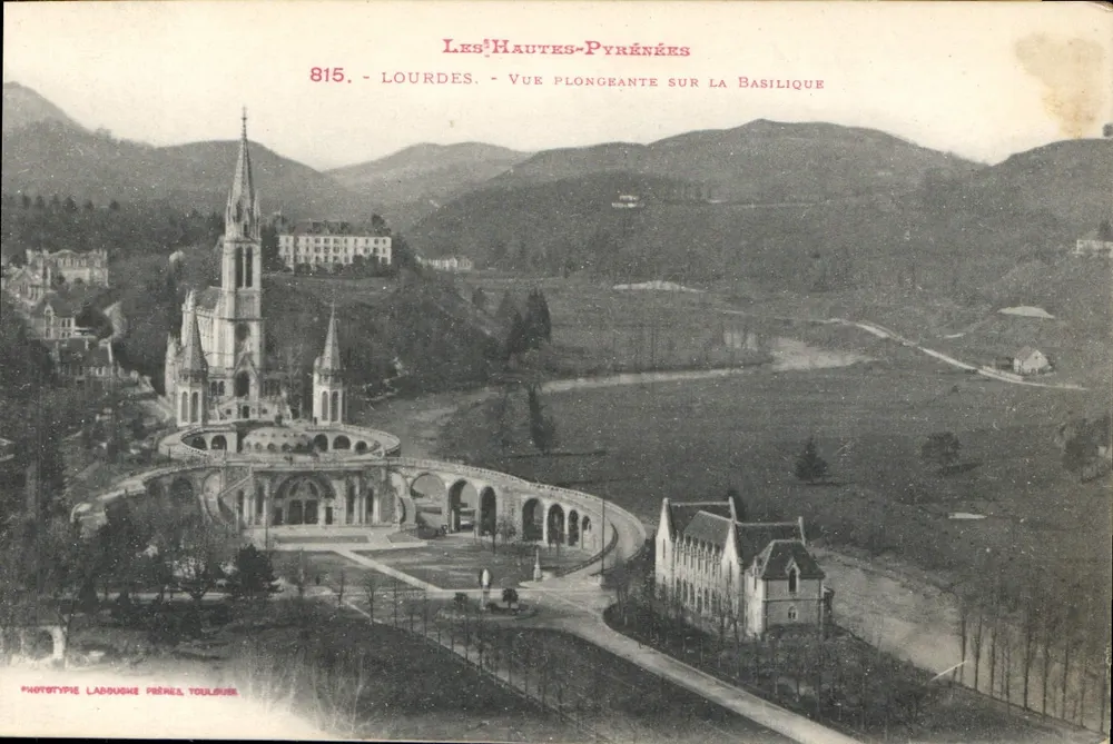 Lourdes — Vogelperspektive auf die Basilika — Phototype Ladbouche Frères, Toulouse - Vorderseite