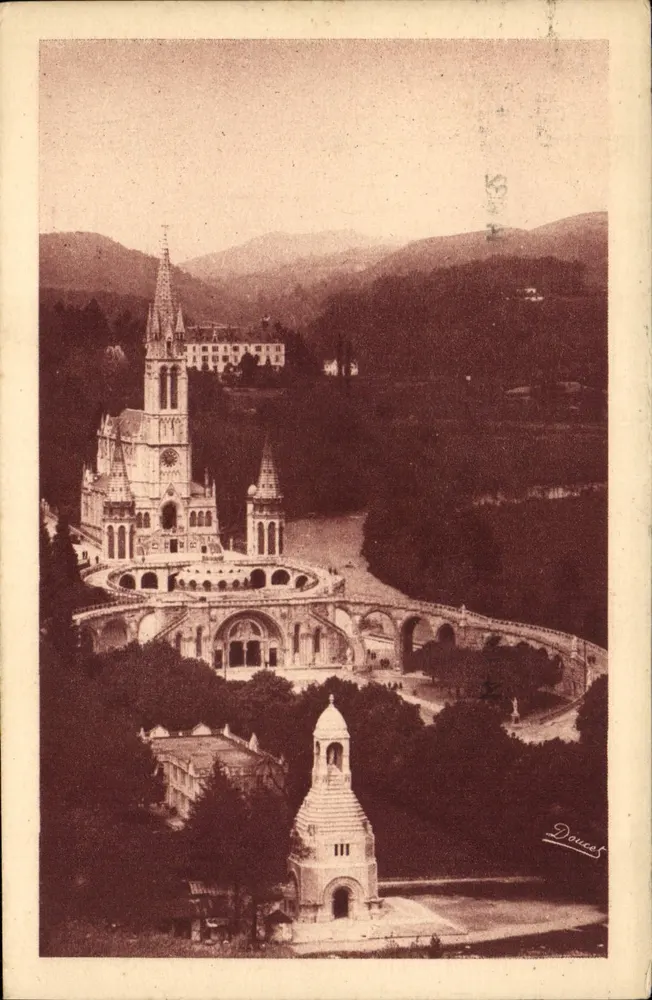 Vista aérea de Lourdes — O Castelo-Forte e o Museu Pirenéu — Editor Doucas - Frente
