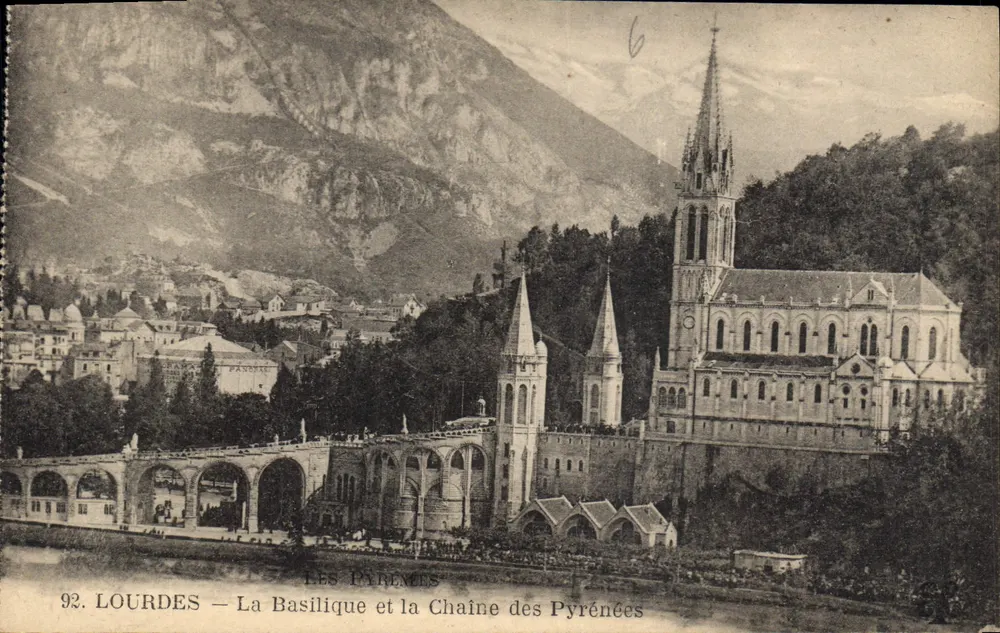 Lourdes — Ansicht der Basilika und der Pyrenäen — Edition der Großen Geschäfte des Hotels de la Chapelle - Vorderseite