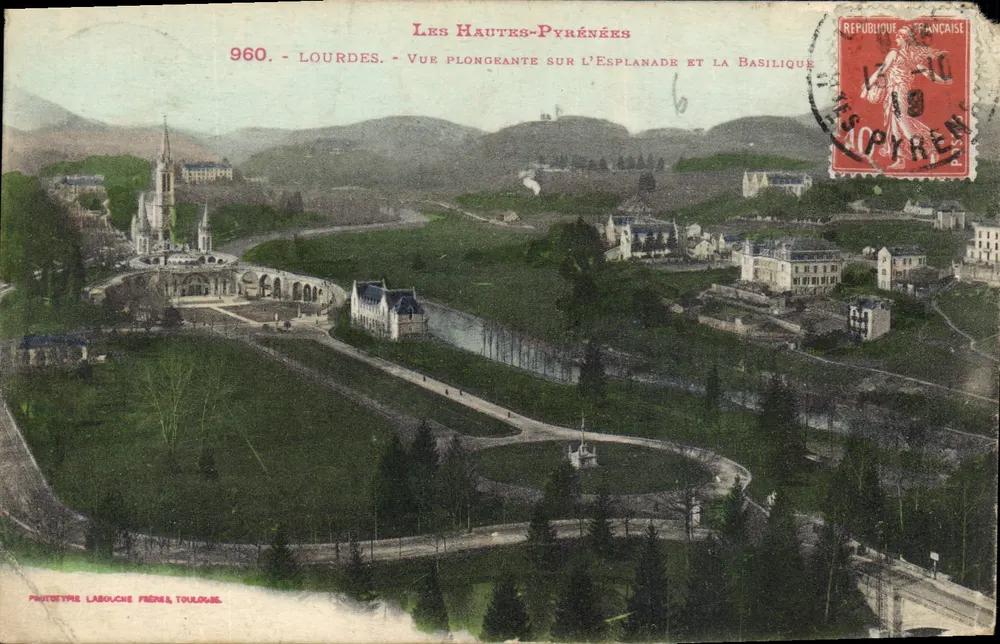 Lourdes — Aufnahme der Esplanade und der Basilika — Phototype Labouche Frères, Toulouse - Vorderseite