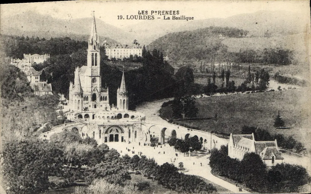 Lourdes — A Basílica — Os Pirineus - Frente