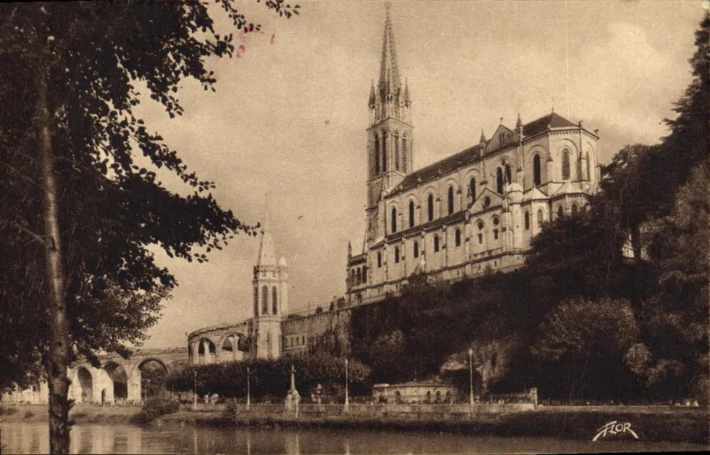 Lourdes (Hautes-Pyrénées) — Die Basilika von der Gave aus — Verlag FLOR, Nr. 3764 - Vorderseite
