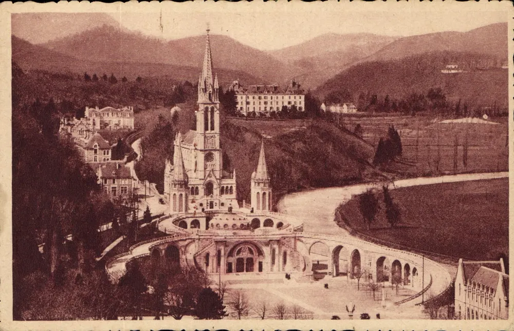 Lourdes — Die Basilika vom Festungsschloss aus gesehen — Edition P. Doucet Lourdes - Vorderseite