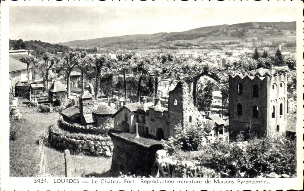 LOURDES — Das Schloss-Fort. Miniaturreproduktion von Maisons Pyrénées. - Vorderseite