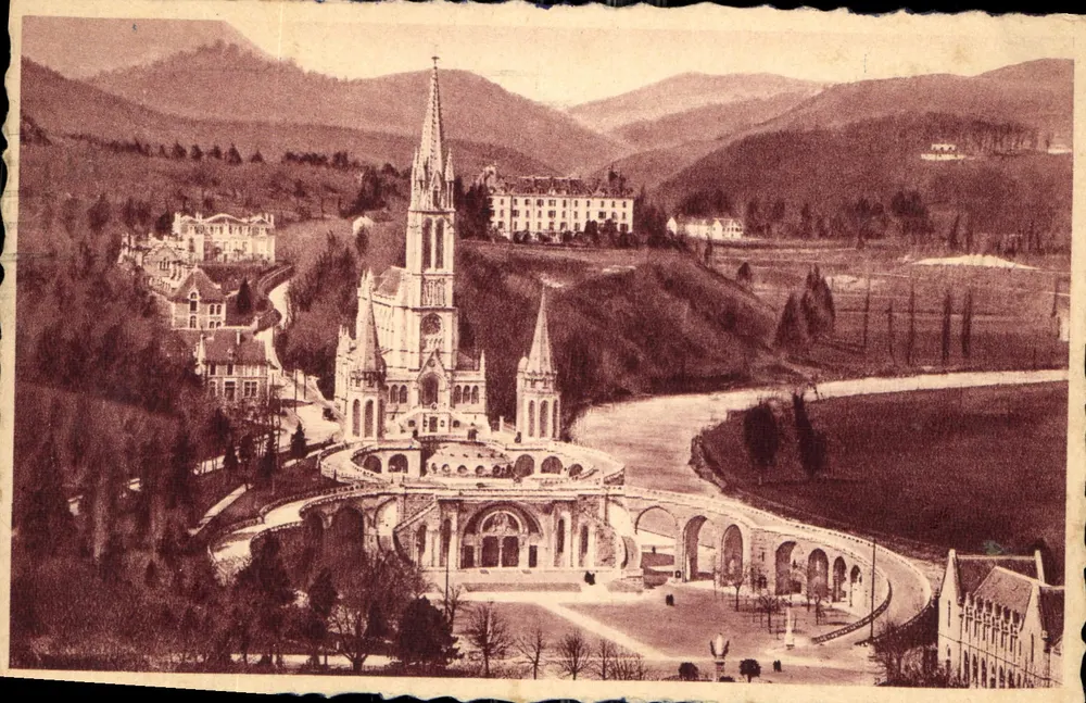 Lourdes — Die Basilika vom Schloss aus gesehen — Ausgabe P. Doucet, n°39 - Vorderseite