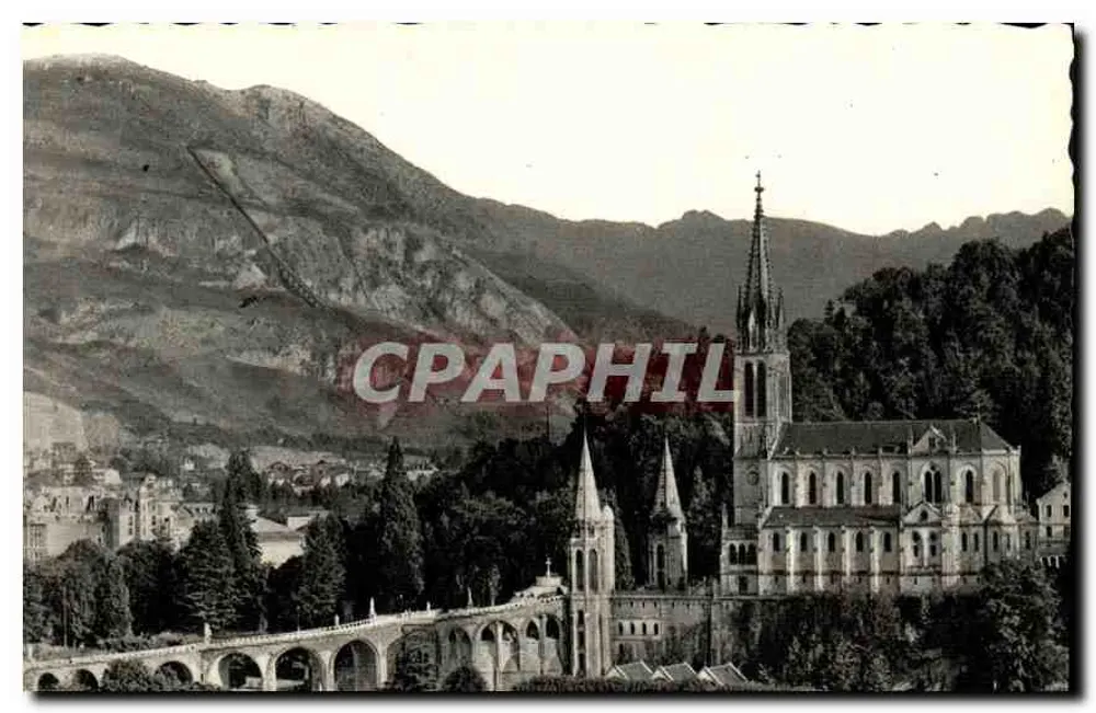 Lourdes — Ansicht der Basilika von der Seite und die Pyrenäen - Vorderseite