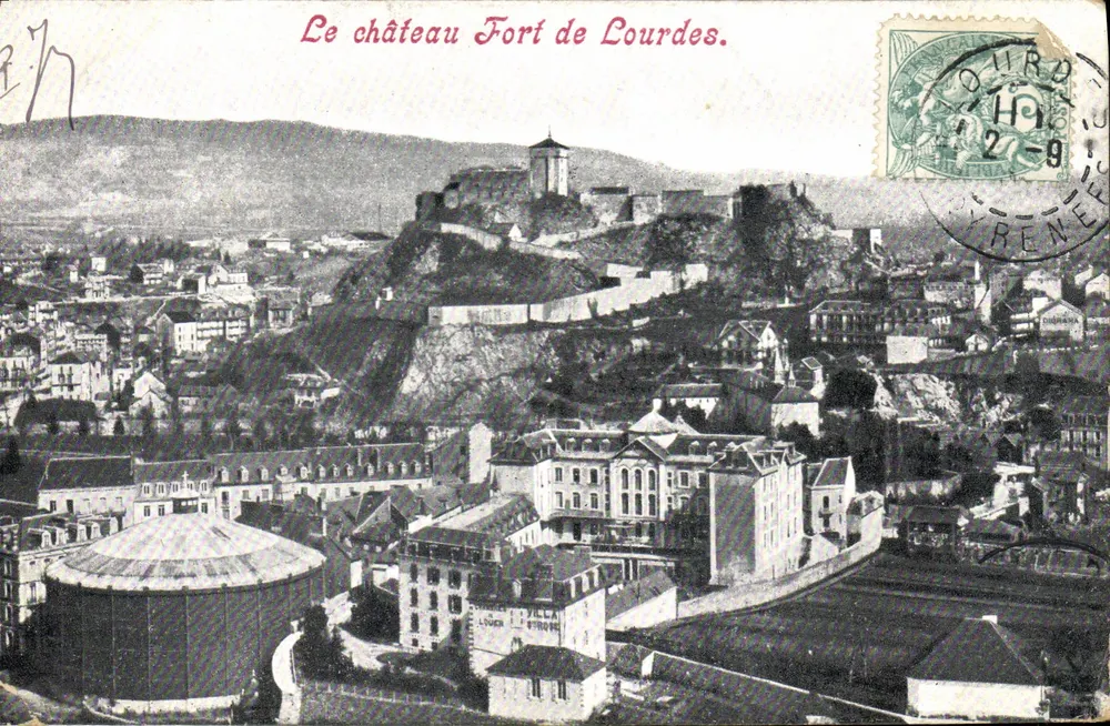 O castelo forte de Lourdes — vista panorâmica — Edição de M. Philippe Chaponnau, Lourdes (H.P.) - Frente
