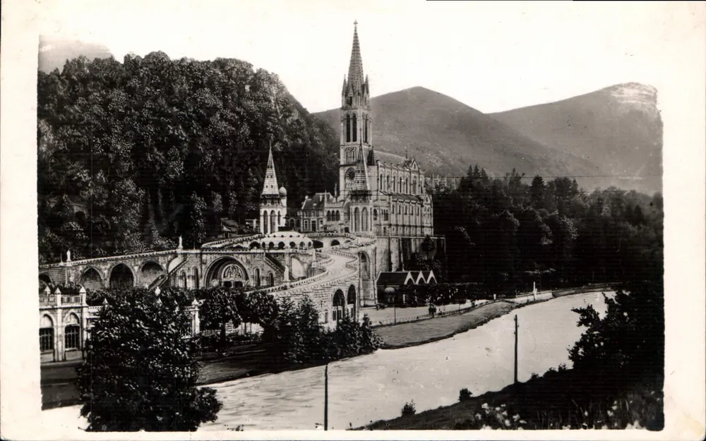 Lourdes — A Basílica — Edição P. DOUCET, Cité Albert 1er, Lourdes - Frente
