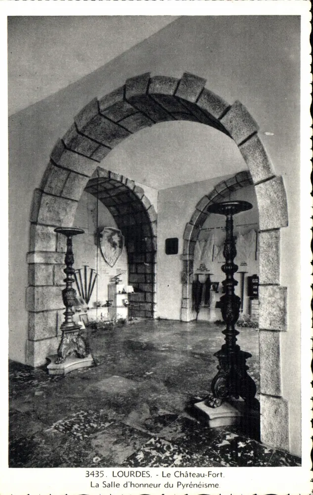 Lourdes - Das Schloss-Fort. Der Saal des Pyrénéen. - Vorderseite