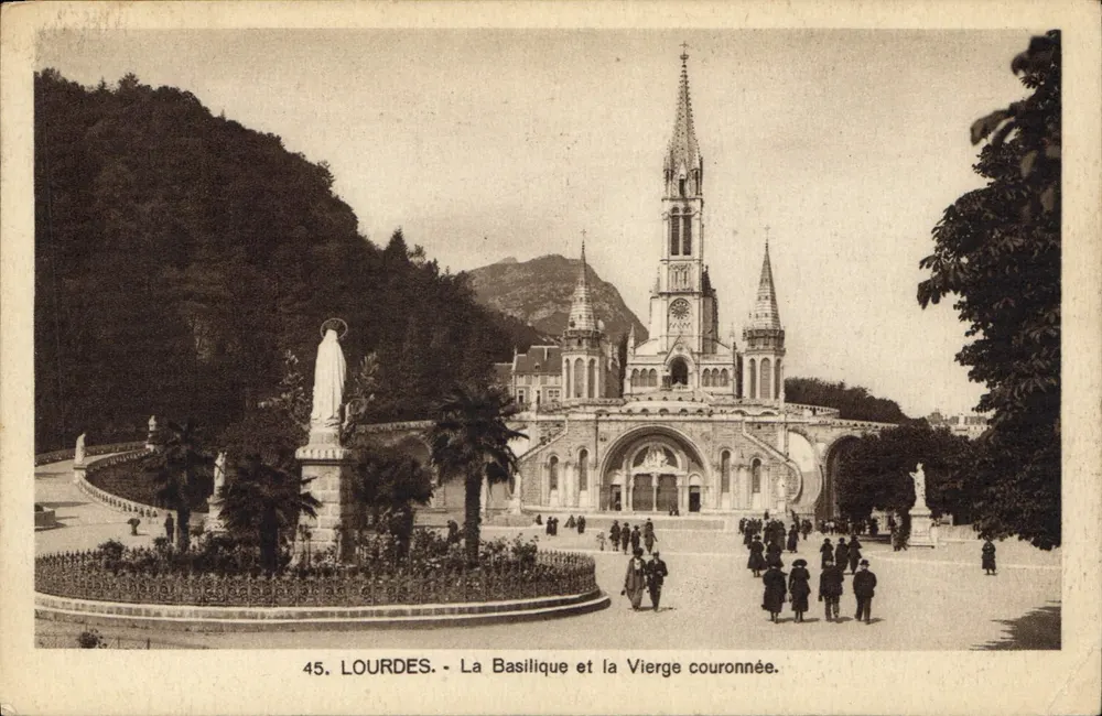 Lourdes - Die Basilika und die gekrönte Jungfrau. - Vorderseite