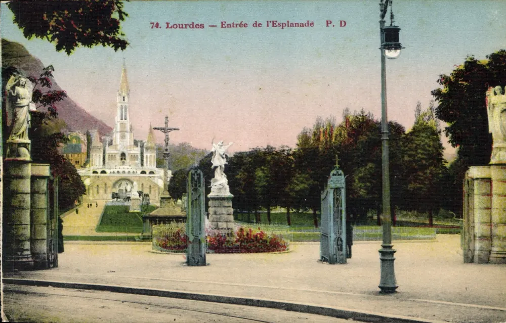Lourdes — Entrada da Esplanada — P. D. - Frente