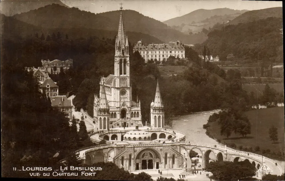 Lourdes — Die Basilika vom Festungsschloss aus gesehen — Real-Photo C.A.P. Straßburg 65 - Vorderseite