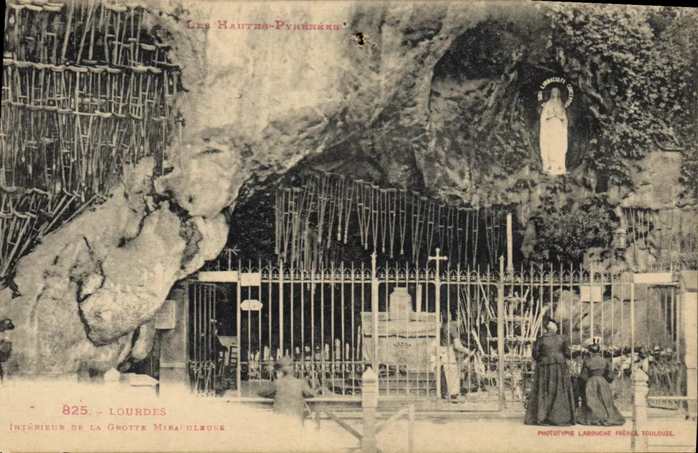 Interior da Gruta Milagrosa — Lourdes — Fototipia Labouche Frères, Toulouse, n°825 - Frente