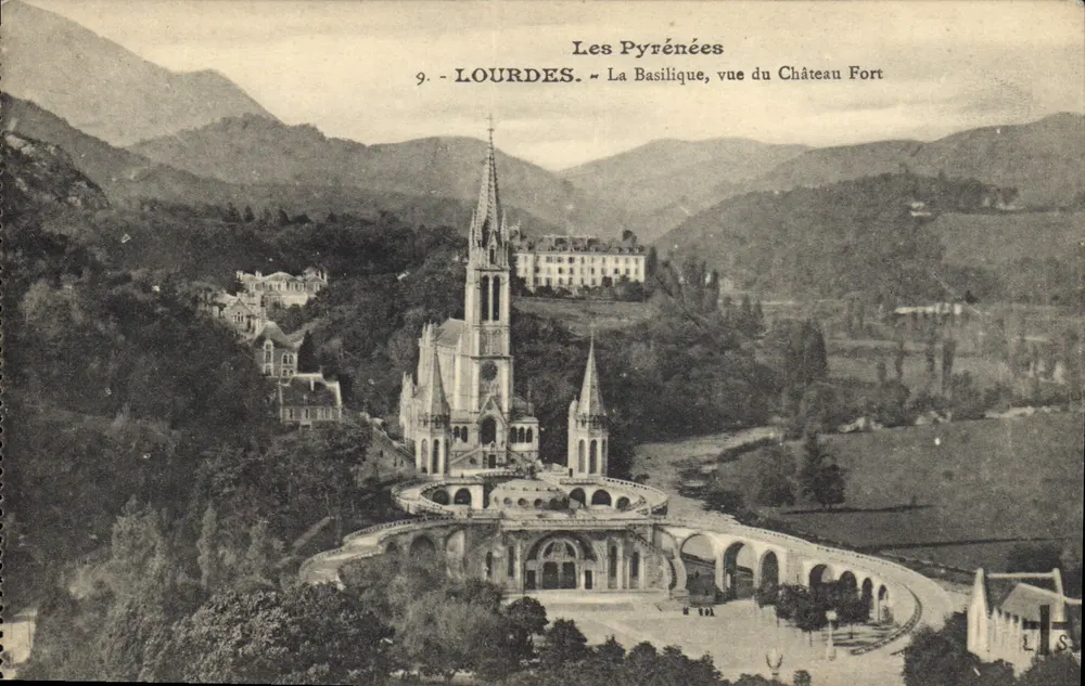 Lourdes — Die Basilika, Ansicht vom Festungsschloss — Die Pyrenäen - Vorderseite