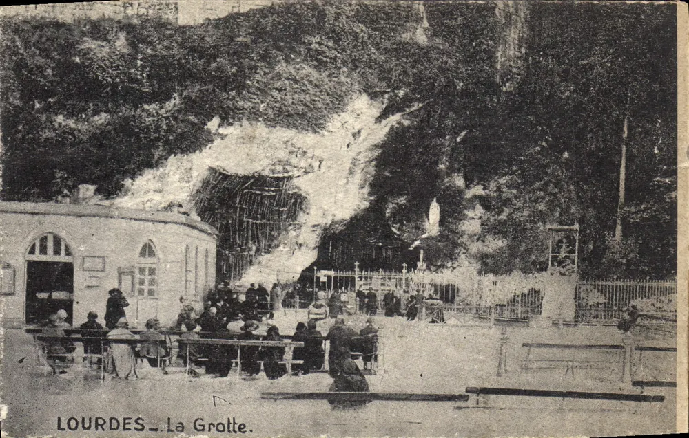 LOURDES - A Gruta. — Edição Paris, do Rosaire de Lourdes. - Frente