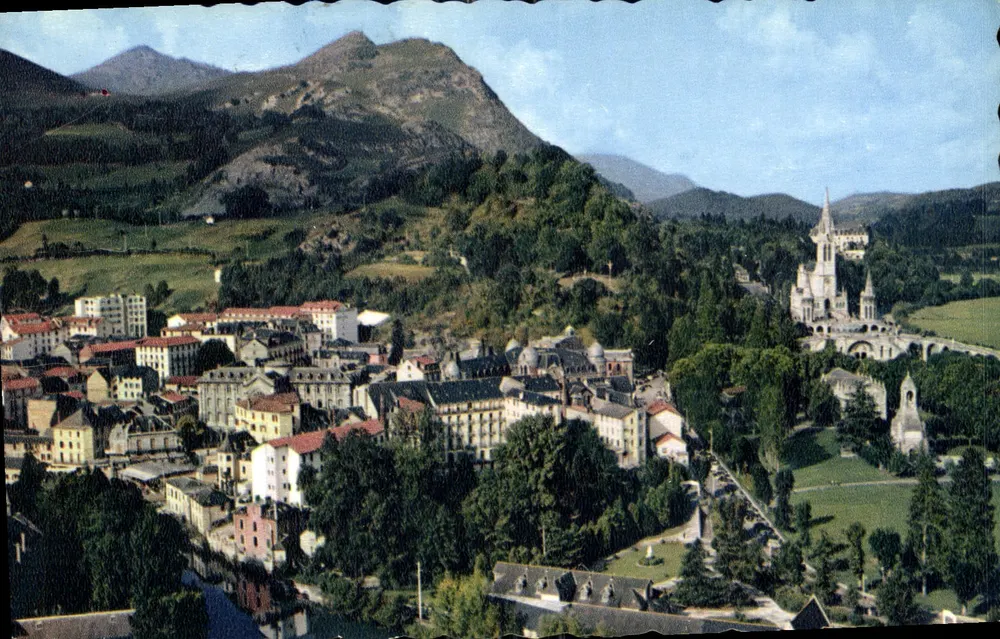 Lourdes — vue générale de la Basilique — Éditions Lourdes - Frente