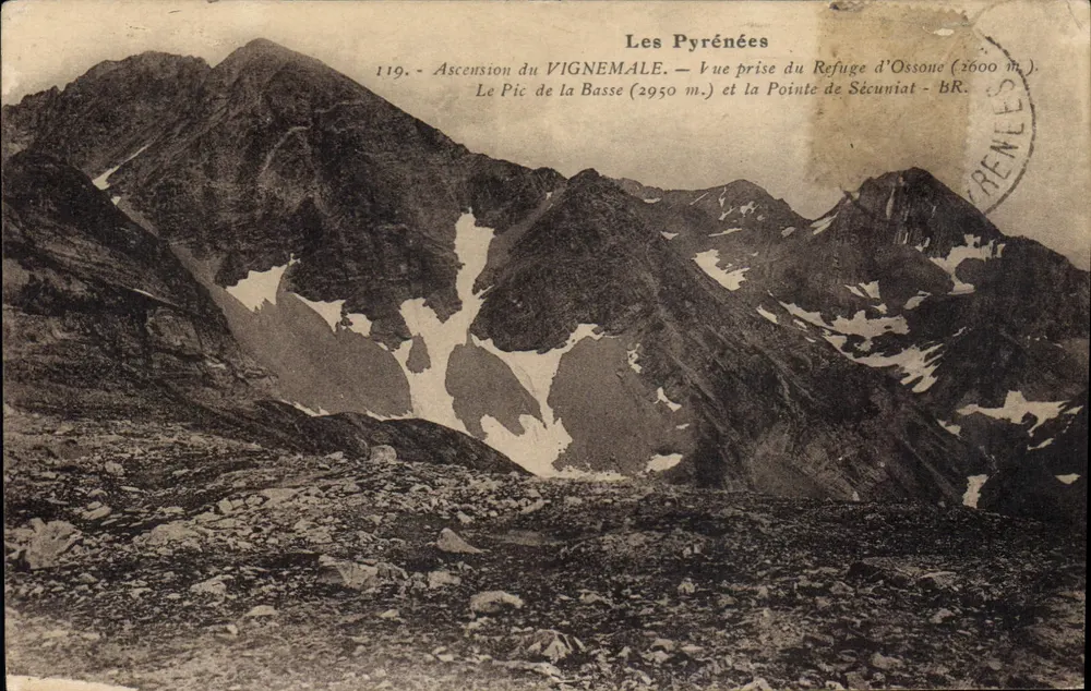 Os Pirineus — Ascensão do VIGNEMALE — Vista tirada do Refúgio d'Ossone (2600 m). O Pic de la Basse (2950 m.) e a Ponta de Sécuniat - BR. - Frente