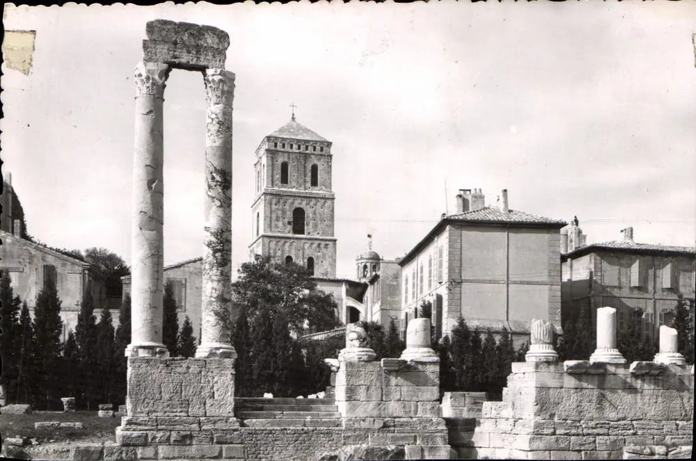 Arles — Das antike Theater und der Turm der Kirche Saint-Trophime - Vorderseite