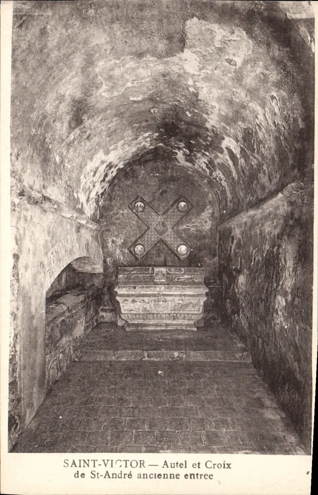 Saint-Victor — Altar und Kreuz des St-André, alte Eingangstür - Vorderseite