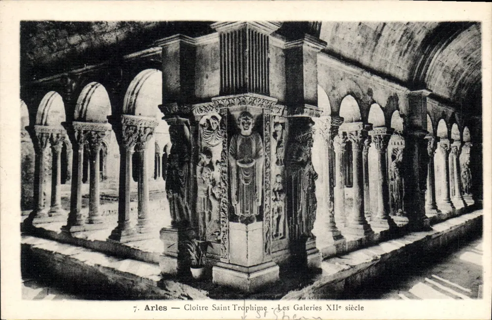Arles — Claustro de São Trofimé — As Galerias do Século XII - Frente