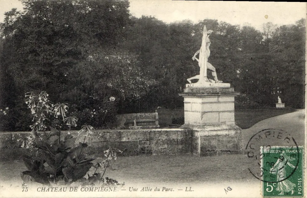 Castelo de Compiègne — Uma Avenida do Parque — LL. — n°75 - Frente