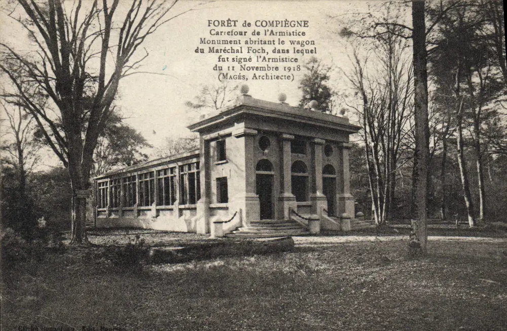 Forêt de Compiègne — Kreuzung des Waffenstillstands — Denkmal, das den Waggon des Marschalls Foch beherbergt, Architekt Magès - Vorderseite